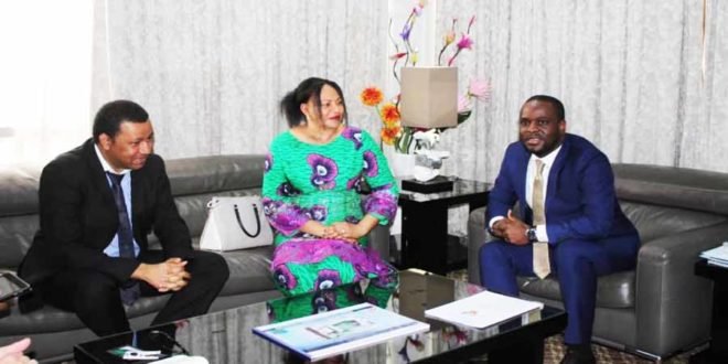 La délégation de Shenimed conduite par son DG, Singoma Mwanza lors de leur rencontre avec le vice-ministre des finances, Junior Mata