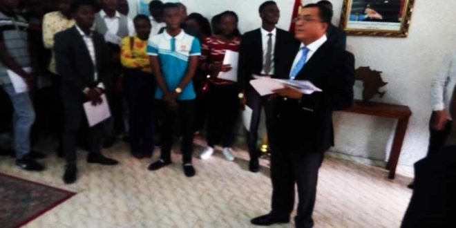 L'ambassadeur du Royaume du Maroc Rachid Agassim entrain de remettre les bourses aux étudiants congolais
