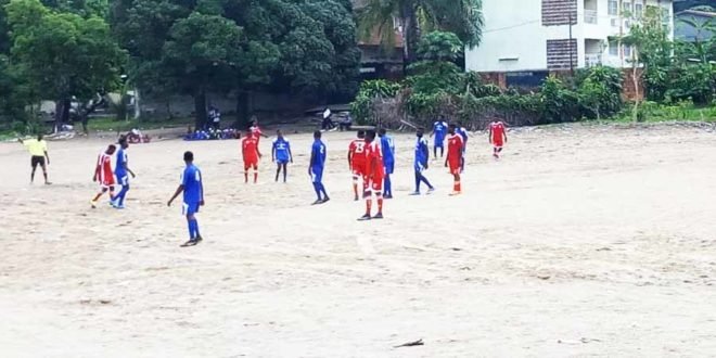 Le FC Le Roi en rouge et blanc consolide sa première place après avoir battu l'AS Mputu en bleu et blanc 3-1 au terrain STP de Kintambo