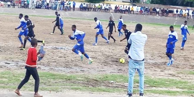 Le FC Le Roi habillé en bleu et blanc coaché par Biku et l'AS Bana Kintambo en noir et blanc sous la houlette du coach Elvis Etumole dit Kibé Mourinho