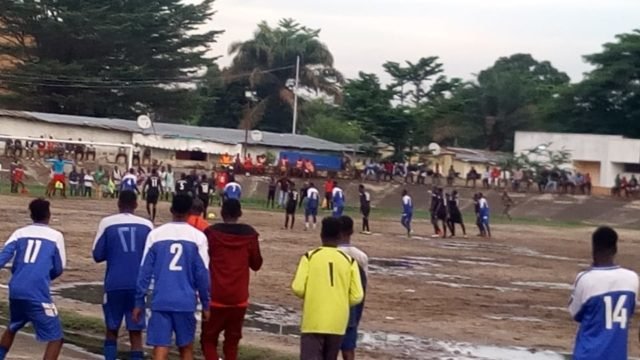 Le joueur Benedy Libula alias Kado du FC Le Roi transformant le penalty à la 79ème minute au terrain Vélodrome devant le portier de Bana Kintambo