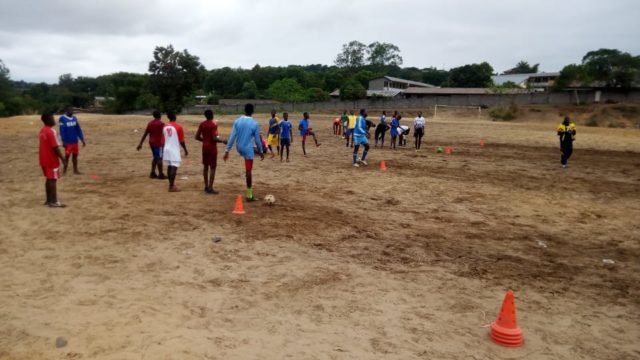 Les joueurs entrain de s'entraîner sur le terrain sablonneux de l'école de football CIPERFOOT - Mont-Ngafula
