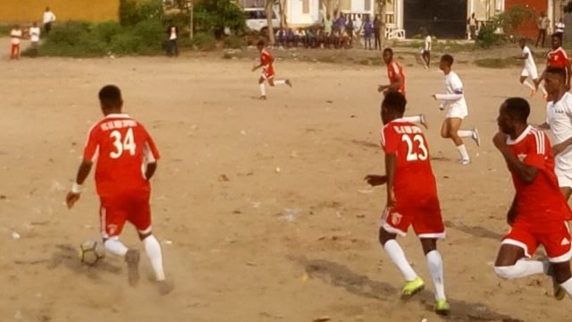 Le meilleur buteur du FC Le Roi et de surcroît de la Division II Lukunga, Kas Kabuya dossard 34. Basile Bige dossard 23, suivi du vice-capitaine Michaël Meya