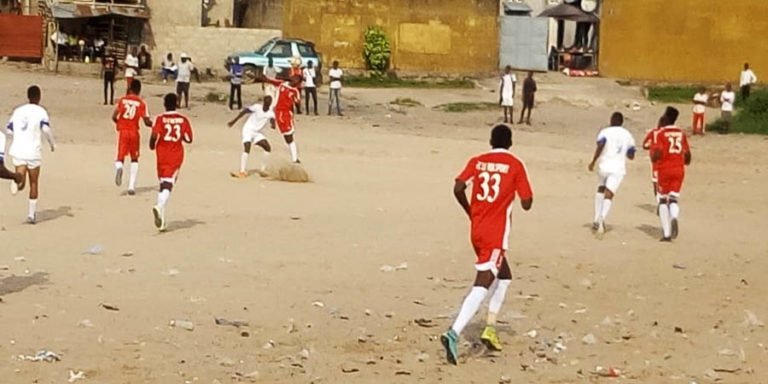 Les deux équipes sur le terrain sablonneux de STP dans un combat sans merci