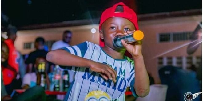Bébé Tchotcha aux arrêts au Camp Lufungula et son mentor Alfred depuis l'après-midi du 2 décembre