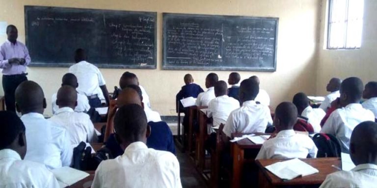 Elèves dans la salle de classe