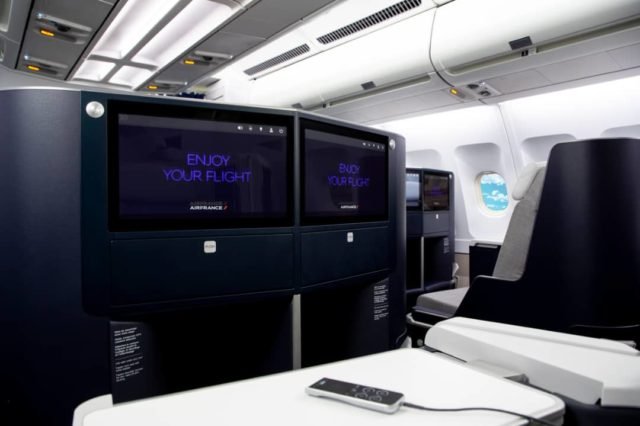 Kinshasa – Paris – Kinshasa Air France : encore plus de fréquences, plus de confort et de distractions à bord à partir du 6 janvier 2020 ! La compagnie aérienne française, Air France, va, à partir du lundi 6 janvier 2020, mettre en œuvre un certain nombre de nouvelles dispositions, afin de rendre l’expérience de voyage toujours plus agréable pour ses passagers en partance de Kinshasa pour Paris (et vice-versa), à travers l’augmentation de fréquences de vols, l’optimisation des horaires ainsi que le renforcement de confort, de bien-être et de distractions à bord ! Désormais, à dater du 6 janvier 2020, les passagers en partance de Kinshasa pour Paris auront l’opportunité de voyager n’importe quel jour! « Cette augmentation de fréquences de vols correspond à la demande et aux attentes de notre clientèle en République Démocratique du Congo », a fait savoir Henri Houscade, le Directeur général Afrique d’Air France. Ainsi, l’on passe de trois à sept fréquences par semaine, sans que le prix du billet (vendu en ligne ou dans les agences de voyage) ne soit revu à la hausse… Du coup, Air France va connecter la RD Congo et la France quotidiennement à plus de 1500 destinations via le hub Paris Charles de Gaulle. « Un atout majeur qui, aux dires de Frédéric Dessous, le Directeur général Afrique centrale de cette compagnie, offre de nouvelles possibilités aux Congolais, et favorise le développement des affaires ! » Désormais sept vols par semaine ! Ce vol régulier d’Air France qui démarre à partir du 6 janvier prochain, se présente comme suit : lundi, mercredi, vendredi, dimanche, vol direct Kinshasa – Paris Charles de Gaulle ; départ aéroport de N’Djili à 20h, et arrivée 6h du matin de Paris Charles de Gaulle départ à 10h, arrivée à Kinshasa à 20h20’ le même jour ! Mardi, jeudi et samedi départ aéroport de N’Djili à 20h, arrivée à Paris Charles de Gaulle à 6h10’ le lendemain. Départ Paris Charles de Gaulle à 10h25’, arrivée aéroport international de N’Djili à 18h20’. Ces vols sont effectués via Brazzaville. Au total, sept vols par semaine d’Air France! Pour Olivier Jallet, le Directeur de ce transporteur en RDC, « développer la desserte sur la capitale congolaise constitue un signe de confiance entre la France et la RDC … Voire une amitié qui traduit, bien plus qu’un attachement commercial, plutôt une véritable relation nouée entre la compagnie aérienne et la population congolaise ! » En effet, Air France effectue ses liaisons en RD Congo depuis soixante-treize ans ! Une fois à bord, une nouvelle expérience ! Les cabines en Airbus 330 présentent une image encore plus attrayante de par son confort amélioré à travers son design, alliance unique de beauté et de dynamisme. Autant dire que la compagnie offre une nouvelle expérience de voyager en First Class avec 21 sièges, en Business Class avec 36 sièges, et en Economy Class avec 167 sièges ! Les clients congolais vont découvrir chez Air France, à en croire Olivier Jallet, un plus grand confort de voyager dans ses nouvelles cabines proposant des services numériques avec des écrans tactiles agrandis ! La tablette pivotante et repliable a été agrandie avec un écran tactile Haute Définition en 16/9 de 116 pouces, de dernières générations. Air France Connect accompagne les passagers à travers Wi-Fi tout au long du voyage. A bord des avions Airbus A330, les clients peuvent bénéficier de 3 pass : un Pass gratuit pour envoyer et recevoir les messages durant le vol ; un Pass surf de 3 euros à 18 euros pour naviguer sur Internet, consulter et envoyer les mails ; un Pass stream à 30 euros avec 10 mille miles pour bénéficier d’un plus haut débit Internet du streaming et du téléchargement incluant les Pass message et surf ! Ladite transformation du confort se traduit également par l’adaptation de nouveaux sièges Business Class aux dimensions d’Airbus A330, et garantit un voyage sans égal dans son ensemble. Des sièges qui se transforment en véritables lits totalement plats de 2 mètres de longueur, 57,1 cm de largeur pour traverser paisiblement les fuseaux horaires. En premium Economy Class, la détente et le plaisir sont au rendez-vous, le confort totalement repensé, avec une inclinaison du siège à 180°, avec réglage du repose-jambes et appui-pieds. Les mousses du siège sont encore plus moelleuses, et des accoudoirs en cuir plus généreux. Le confort s’étend jusqu’en Economy Class, avec des sièges à la mousse ergonome et une inclinaison à 118° ! En outre, Air France a mis à la disposition de ses clients une très belle sélection musicale pour une relaxation et un plaisir sans pareil, près de 1400 heures de programmes enrichis avec encore plus de films internationaux, séries télévisées, dessins animés, jeux, etc. Air France Magazine est aussi disponible pour ses lecteurs ! La question du confort du passager est finalement une priorité chez Air France dont la nouvelle agence Air France Kinshasa est opérationnelle depuis le 18 février dernier. « Le climat des affaires s’améliore de plus en plus en RDC et la collaboration se passe bien avec les autorités congolaises. Donc au Congo, Air France est là pour longtemps et encore très longtemps », a conclu le staff d’Air France.