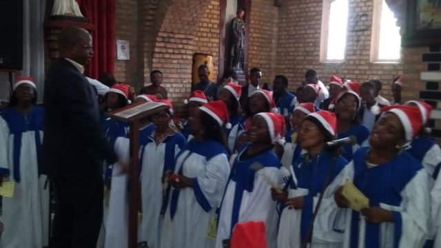 La Chorale miséricorde divine dirigée de main de maître par Dominique Luse ( messe)