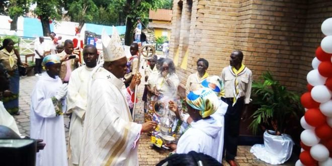 Le Cardinal Fridolin Ambongo lors de la procession à la paroisse Saint François de Sales - A l'occasion de la messe de Noël