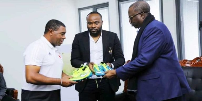 Bob Makandalele et sa délégation chez le gouverneur du Lualaba Richard Muyej pour la détection de jeunes talents