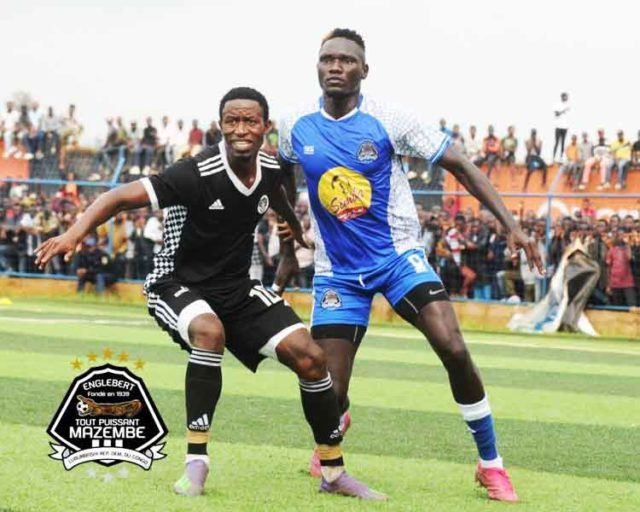 L'efficace latéral gauche de Mazembe en bleu, l'Ougandais Joseph Ben Ochaya, l'homme du match