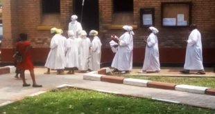 La célébration eucharistique du 08 mars à la paroisse Saint François de Sales. Des acolytes filles, des lectrices, des nkumu dames