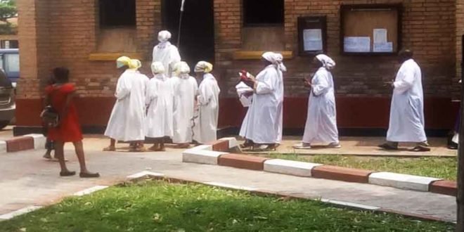 La célébration eucharistique du 08 mars à la paroisse Saint François de Sales. Des acolytes filles, des lectrices, des nkumu dames