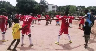 Les joueurs du FC Le Roi se tiennent la main dans la main pour savourer leur victoire de 1-0 devant le FC Les Croyants en ce début du mois de mars / Eufkin-Lukunga Division II
