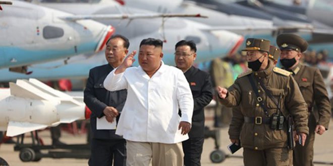 KIM JONG UN inspecte un régiment de chasseurs-bombardiers de l’Armée Populaire de Corée