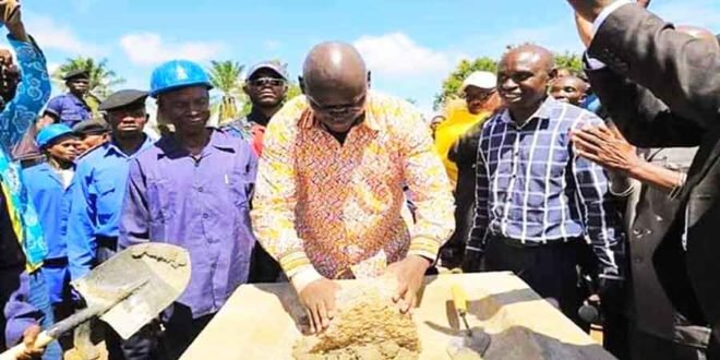 Pose de la première pierre des hangars marché du territoire Sandoa par l' Administrateur du territoire Justin Kapumba à l'époque