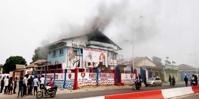 Incendie du siège du Parti Travailliste lors de la marche anti-Malonda organisée ce 09 juillet par l'Udps