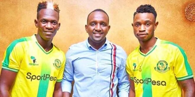 Mukoko Tonombe avec son nouveau maillot de Young Africans