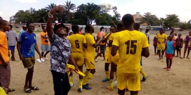 Les Jaunes de Lokolomoto aux anges après leur victoire écrasante contre FC Le Roi