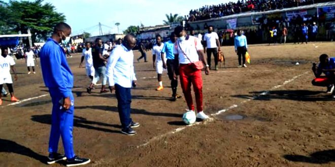 Oscar Tati Maritu donnant le coup d'envoi de la finale de la 2è édition du tournoi -Jeunes majeurs- au quartier Kingabwa dans la commune de Limete