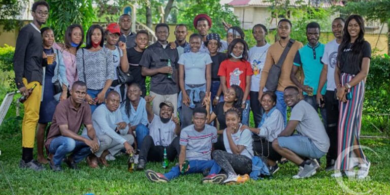 La photo de famille du Groupe missionnaire salésien senior avec le Père Jacques à l'occasion de leur 1er anniversaire-Don Bosco commune de Ngaliema