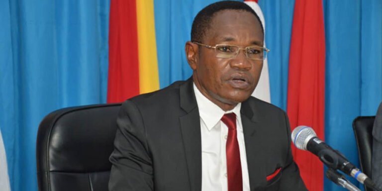 Le Secrétaire général de l'Enseignement primaire, secondaire et technique , Jean-Marie Mangobe