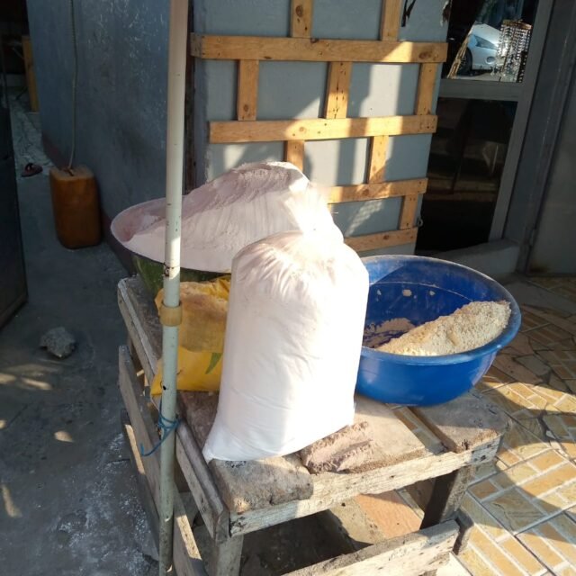 Les semoules de manioc et le maïs devant l'étalage de maman Adeline Nseka