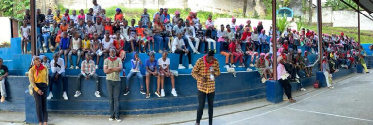 Les Kizito et Anuarite des clans Saint François de Sales et de Notre Dame du Mont-Carmel lors de la journée d'amitié chez les Pères Cavanistes dans la commune de Ngaliema. Photo matininfos.net