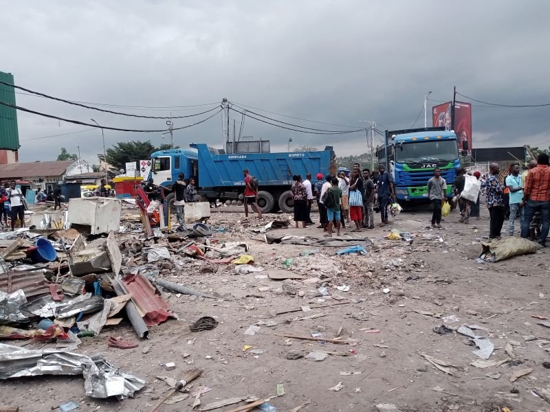 Opération Kin Bopeto oblige, l'autorité urbaine va t'en guerre contre des marchés pirates à travers la ville de Kinshasa. Photo Thiers