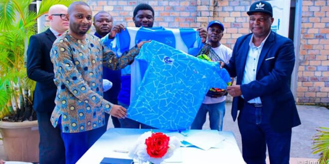 Trésor Mutiki Fondation offre l'OC Muungano des vareuses et plusieurs équipements techniques