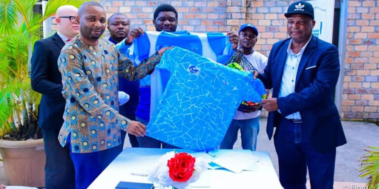 Trésor Mutiki Fondation offre l'OC Muungano des vareuses et plusieurs équipements techniques