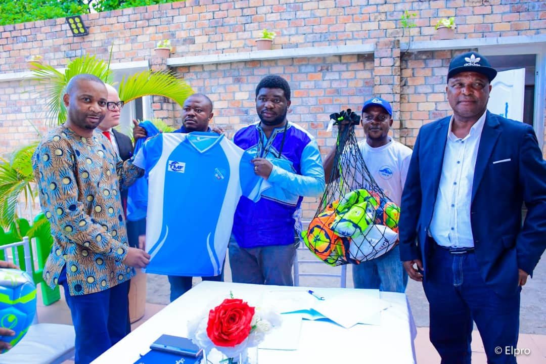 Trésor Mutiki Fondation offre l'OC Muungano des vareuses et plusieurs équipements techniques1