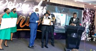 Charles Nkelani du haut de ses 93 ans, recevant son trophée des mains de la structure Dalo ministries