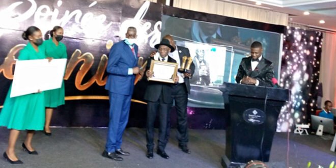 Charles Nkelani du haut de ses 93 ans, recevant son trophée des mains de la structure Dalo ministries