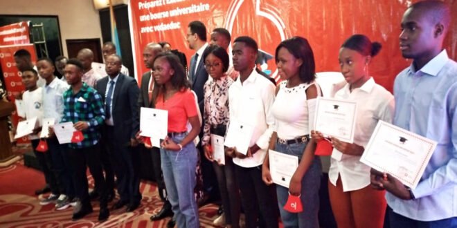 Bourse Vodacom Exetat 2021- Les heureux lauréats recevant leurs certificats après le concours organisé