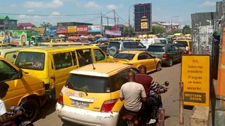 RDC : Les conducteurs des taxis bus de Kinshasa décrètent trois jours sans taxi pour dénoncer les tracasseries routières