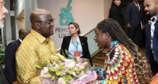 A Belém, le chefde l’Etat congolais, avec ses collègues de huit pays traversés par la forêt géante doivent discuter de la préservation de cette forêt. Le Président de la République démocratique du Congo(RDC), Félix Tshisekedi, est arrivé mardi, à Belém Do para, au Brésil, pour prendre part au sommet sur le bassin amazonien, selon la présidence de la République. Cette dernière explique : «Le Chef d’Etat du pays-leader du Bassin du Congo, Félix Tshisekedi y est invité par son homologue brésilien Luiz Inácio Lula da Silva, aux côtés de deux autres pays-leaders des plus grands bassins forestiers de la planète, à savoir le Brésil, avec l’Amazonie et l’Indonésie avec Bornéo-Mekong ». Au Sommet de Belém, qui s’ouvre ce mardi au Brésil, les chefs d’Etat de huit pays traversés par la forêt géante doivent discuter de sa préservation. La même source ajoute : « Considérée comme la porte d’entrée de la forêt de l’Amazonie, le plus grand bassin forestier du monde, Belém accueille du 8 au 9 août courant le sommet des chefs d’Etat des 8 pays signataires du « Pacte de l’Amazonie » à savoir le Brésil, la Bolivie, la Colombie, l’Equateur, la Guyane, le Pérou, le Suriname et le Vénézuéla ». En novembre 2022, dit-elle, le Brésil, la RDC et l’Indonésie avaient signé, en marge de la COP-27, la « Convention -cadre des Nations-Unies sur le climat », une alliance trilatérale pour la coopération sur les forêts tropicales et l’action climatique. Au moment où la crise climatique est un problème mondial, les 3 pays-solutions qualifiés désormais de « G3 climatiques » ont décidé de coaliser leurs efforts en vue de parler d’une même voix et de développer un agenda commun pour la sauvegarde et la préservation de leurs ressources forestières. Ils recherchent aussi une juste compensation pour les services éco systémiques que rendent ces réservoirs de méga biodiversité en faveur de leurs populations. Dans tout le bassin amazonien, la plus grande forêt tropicale de la planète est menacée.