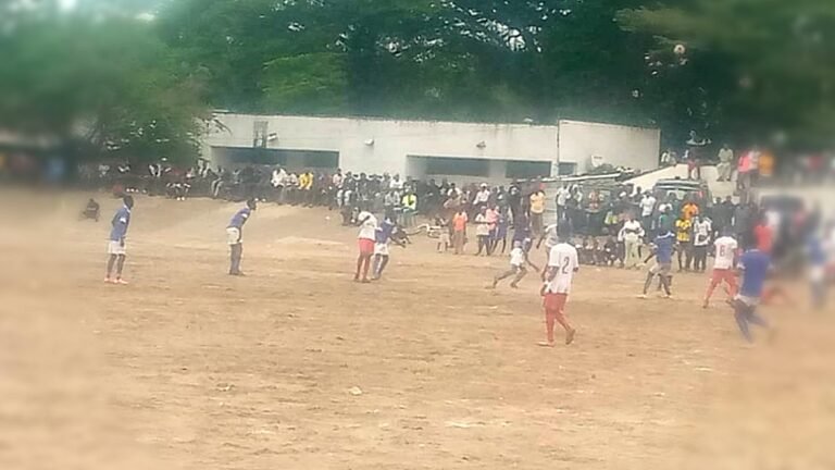 Division I Lukunga 2023-2024: L' AC Vainqueurs en bleu et blanc a remporté le derby contre New US Kintambo en rouge blanc, grâce à un but de Bebeto Ambali dès la 4è minute