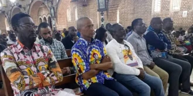 Kintambo: Moïse Katumbi parmi les fidèles de Saint François de Sales comme Emmanuel