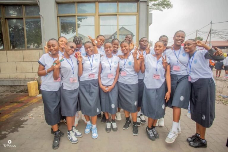 Exetat 2025/ Photo de famille des élèves de 6è Coupe et Couture du Lycée Technique Omisalisa de Bandalugwa lors de la session ordinaire
